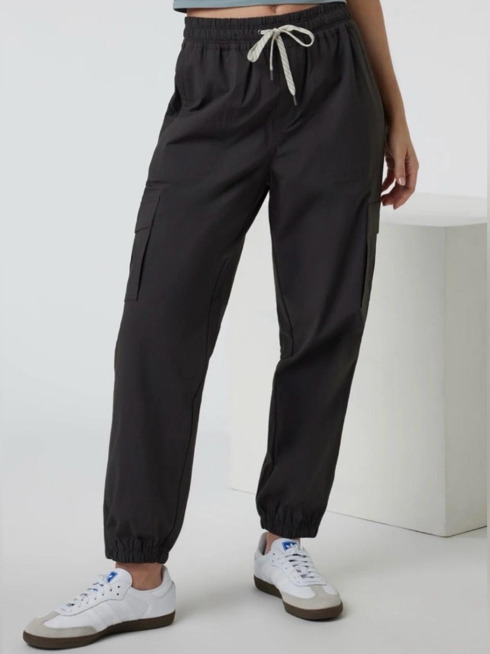 Vuori Women’s Birch Vintage Black Quick Dry Utility Cargo Stretch Joggers - Picture 1 of 8